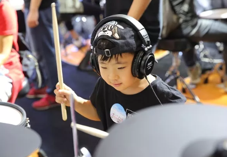 孩子學架子鼓有什么好處 孩子學架子鼓上手簡單嗎 孩子學架子鼓有什么好處 孩子學架子鼓上手簡單嗎