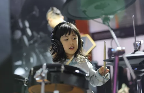 孩子學架子鼓有什么好處 孩子學架子鼓上手簡單嗎 孩子學架子鼓有什么好處 孩子學架子鼓上手簡單嗎