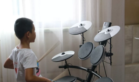 架子鼓適合多大孩子開始學 兒童學習架子鼓有什么益處
