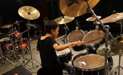 學架子鼓對孩子聽力有影響嗎 孩子上鼓就胡亂敲打怎么辦 學架子鼓對孩子聽力有影響嗎 孩子上鼓就胡亂敲打怎么辦