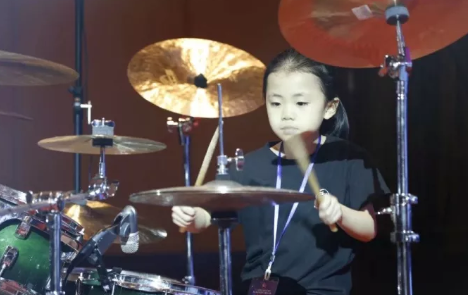 學架子鼓對孩子聽力有影響嗎 孩子上鼓就胡亂敲打怎么辦 學架子鼓對孩子聽力有影響嗎 孩子上鼓就胡亂敲打怎么辦