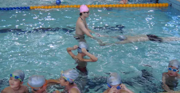 孩子游泳班報大班還是一對一 孩子游泳班報名怎么選擇