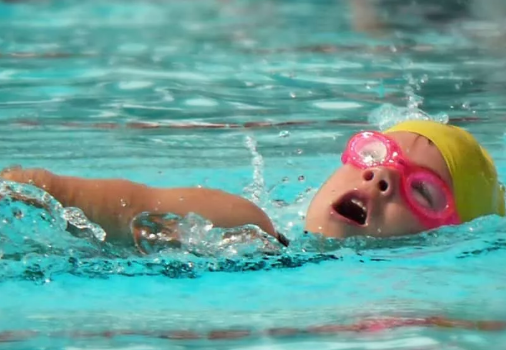 孩子游泳先學蛙泳還是自由泳 國內孩子游泳先學蛙泳原因 孩子游泳先學蛙泳還是自由泳 國內孩子游泳先學蛙泳原因