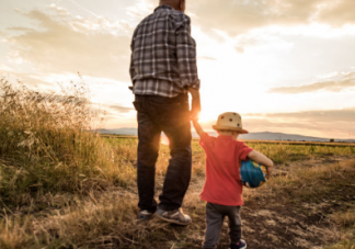 孩子總是要抱抱怎么回事 孩子什么時候學走路最好