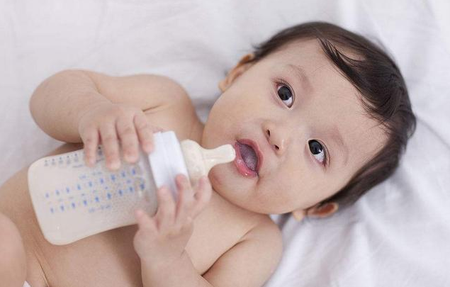 奶瓶喂養的常見問題 怎么成功給寶寶用奶瓶喂奶 奶瓶喂養的常見問題 怎么成功給寶寶用奶瓶喂奶