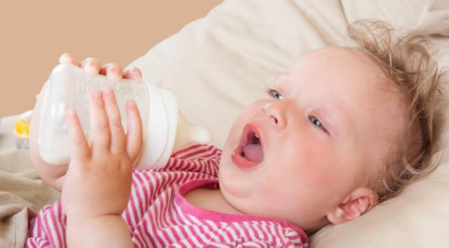 奶粉沒喝完可以二次加熱給寶寶喝嗎 寶寶經常喝剩奶有什么危害