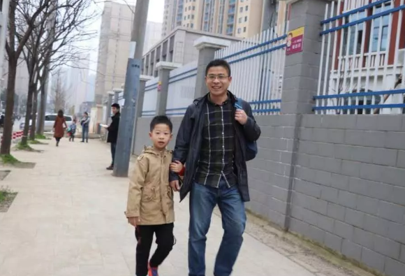 光谷第十一小學(xué)爸爸接送周活動(dòng) 爸爸接送是倡議而非強(qiáng)制要求 光谷第十一小學(xué)爸爸接送周活動(dòng) 爸爸接送是倡議而非強(qiáng)制要求