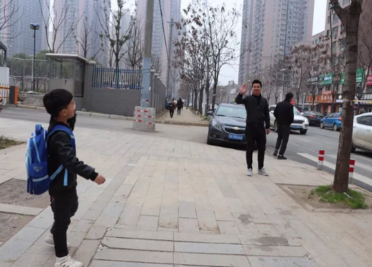 光谷第十一小學(xué)爸爸接送周活動(dòng) 爸爸接送是倡議而非強(qiáng)制要求 光谷第十一小學(xué)爸爸接送周活動(dòng) 爸爸接送是倡議而非強(qiáng)制要求