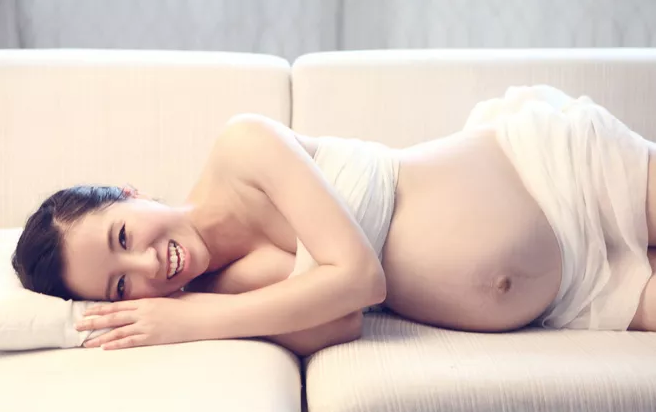 懷孕八個(gè)月乳房有乳汁分泌是怎么回事 懷孕八個(gè)月要注意什么