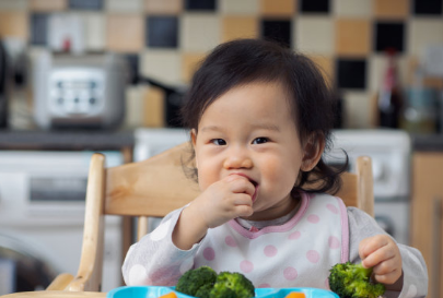 寶寶吃手是餓了嗎 吃手是什么原因 寶寶吃手是餓了嗎 吃手是什么原因