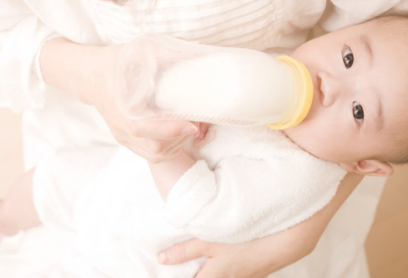 沖嬰幼兒的奶粉多少度最合適 沖奶粉有講究