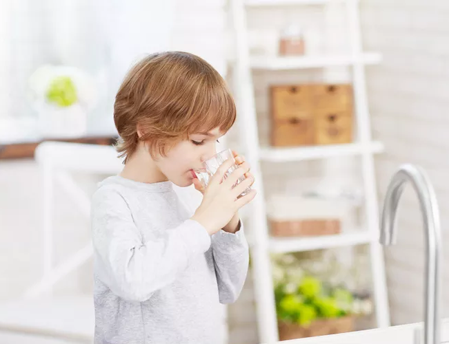 孩子每天該喝多少水 讓孩子養成愛喝水的好習慣