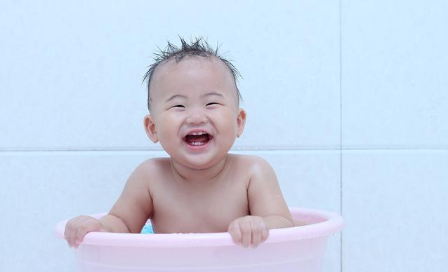 給寶寶換尿不濕有必要洗屁屁嗎 過度清潔對寶寶皮膚的傷害 給寶寶換尿不濕有必要洗屁屁嗎 過度清潔對寶寶皮膚的傷害