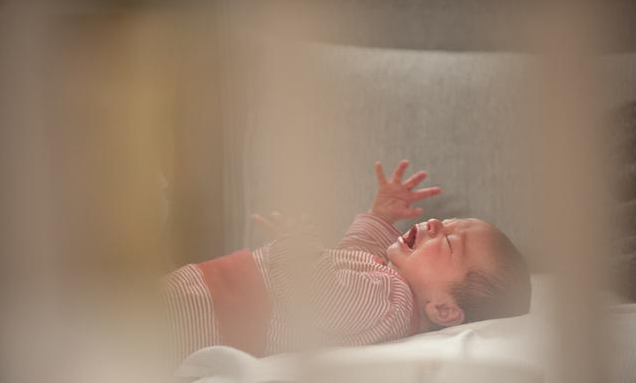 寶寶落地醒的原因 落地醒問題解決方法 寶寶落地醒的原因 落地醒問題解決方法