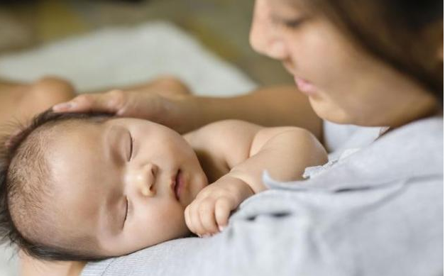 寶寶落地醒的原因 落地醒問題解決方法 寶寶落地醒的原因 落地醒問題解決方法