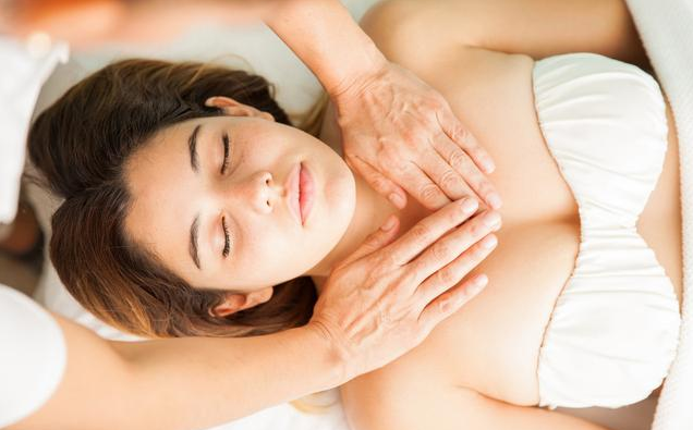 女性按摩胸部的好處有哪些 女性按摩胸部的方法