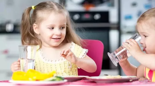 孩子每天該喝多少水 讓孩子養(yǎng)成愛喝水的好習(xí)慣