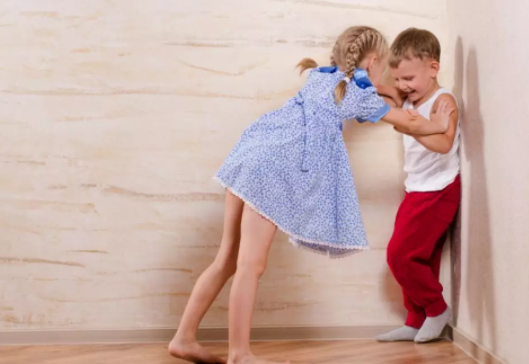 孩子被打了要打回去嗎 孩子被打了父母的正確做法 孩子被打了要打回去嗎 孩子被打了父母的正確做法