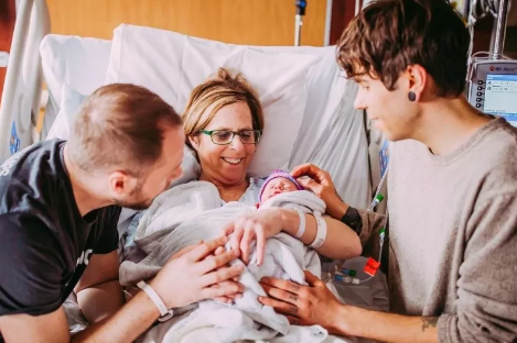 61歲女子為兒子代孕生子 高齡產婦懷孕有什么風險