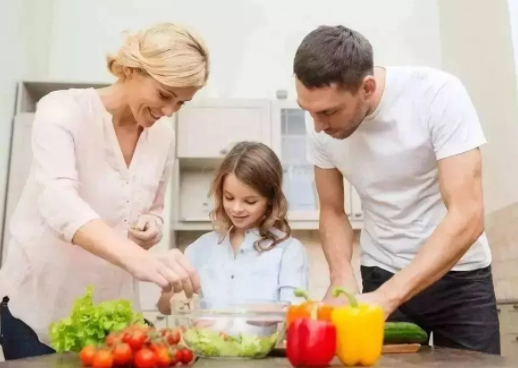 把家務(wù)活做成親子游戲 指導(dǎo)孩子做家務(wù)的小技巧