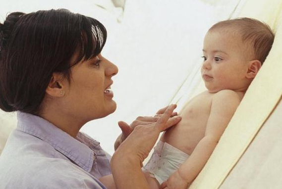 寶寶手腳亂蹬是怎么回事 寶寶手腳亂蹬的原因