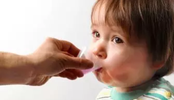 捏鼻子給孩子灌藥危害 給孩子灌藥好不好