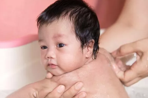 寶寶可以用搓泥寶嗎 幾歲的孩子可以用搓泥寶洗澡