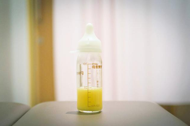 產(chǎn)后初乳少能給寶寶喝配方奶嗎 給寶寶喝初乳的好處 產(chǎn)后初乳少能給寶寶喝配方奶嗎 給寶寶喝初乳的好處