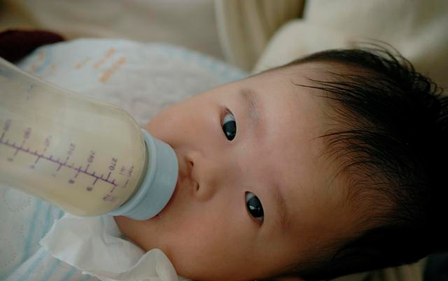 產(chǎn)后初乳少能給寶寶喝配方奶嗎 給寶寶喝初乳的好處 產(chǎn)后初乳少能給寶寶喝配方奶嗎 給寶寶喝初乳的好處