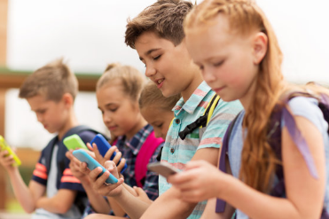 孩子沉迷于玩手機該怎么辦 孩子愛玩手機該怎么引導(dǎo)