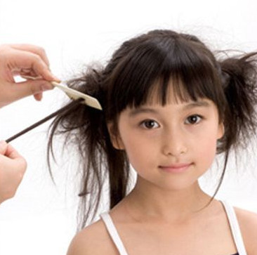 寶寶頭發(fā)短怎么扎好看 女寶頭發(fā)扎法圖解 寶寶頭發(fā)短怎么扎好看 女寶頭發(fā)扎法圖解