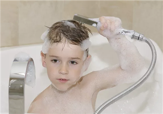 用熱水洗澡會影響寶寶的生育能力嗎 如何科學(xué)給孩子洗澡