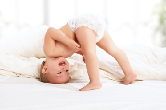 孩子喜歡爬桌子上怎么回事 孩子喜歡爬桌子怎么辦