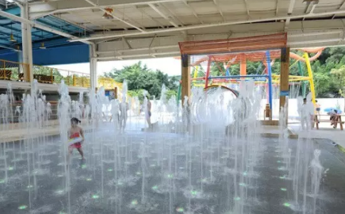 夏天能帶孩子玩噴泉嗎 寶寶玩噴泉有哪些危害 夏天能帶孩子玩噴泉嗎 寶寶玩噴泉有哪些危害