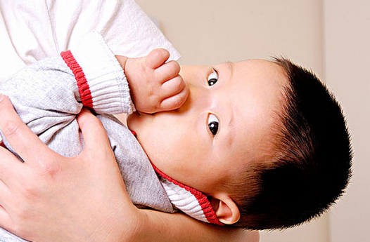 一歲半寶寶愛(ài)吃手怎么戒掉 寶寶愛(ài)啃手戒掉方法