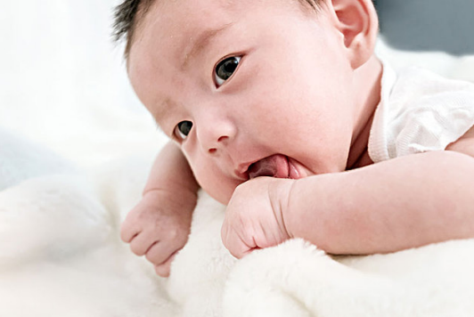 一歲半寶寶愛(ài)吃手怎么戒掉 寶寶愛(ài)啃手戒掉方法