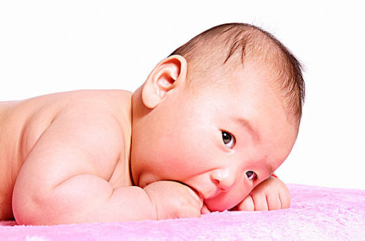 一歲半寶寶愛(ài)吃手怎么戒掉 寶寶愛(ài)啃手戒掉方法