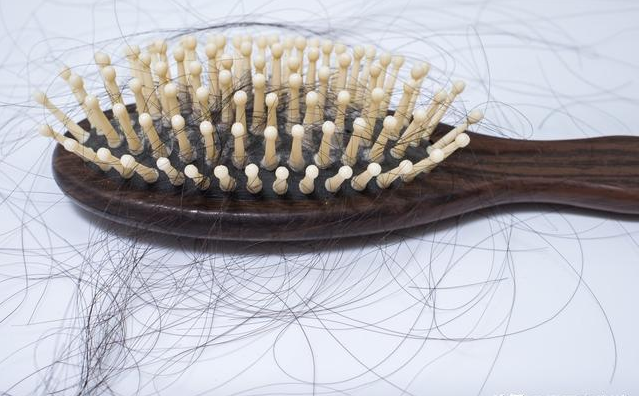 產后掉頭發多久會恢復正常 產后掉發嚴重怎么辦 產后掉頭發多久會恢復正常 產后掉發嚴重怎么辦