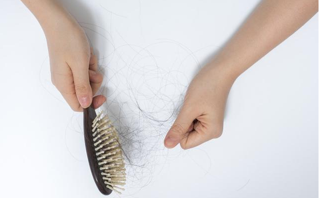 產后掉頭發多久會恢復正常 產后掉發嚴重怎么辦 產后掉頭發多久會恢復正常 產后掉發嚴重怎么辦