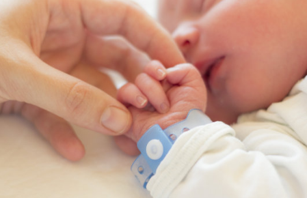 如何緩解孩子驚跳反射 新生兒驚跳反射是怎么回事 如何緩解孩子驚跳反射 新生兒驚跳反射是怎么回事