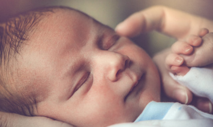 如何緩解孩子驚跳反射 新生兒驚跳反射是怎么回事 如何緩解孩子驚跳反射 新生兒驚跳反射是怎么回事