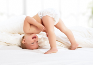 孩子喜歡爬桌子上怎么回事 孩子喜歡爬桌子怎么辦