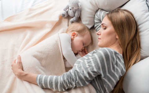 月子喂奶是躺著還是在坐著 月子里喂奶怎么喂