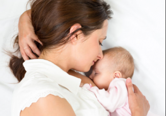 月子喂奶是躺著還是在坐著 月子里喂奶怎么喂