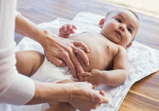 寶寶身上出現(xiàn)這些情況說明紙尿褲小了 如何給孩子挑選合適的紙尿褲