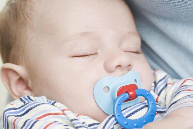 孩子用安撫奶嘴會齙牙嗎 使用安撫奶嘴這些知識要知道