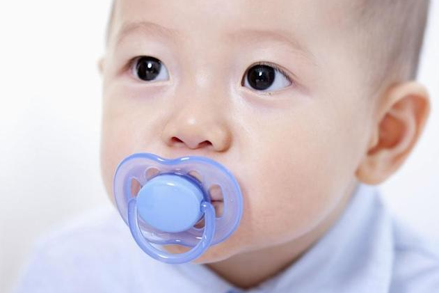 孩子用安撫奶嘴會齙牙嗎 使用安撫奶嘴這些知識要知道