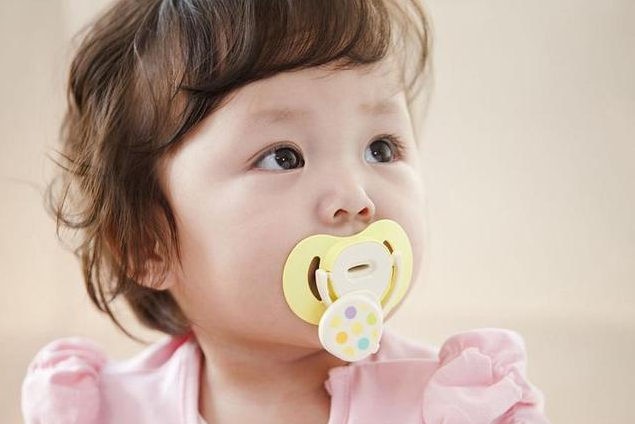 孩子用安撫奶嘴會齙牙嗎 使用安撫奶嘴這些知識要知道