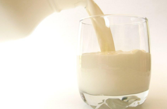 一歲內的寶寶為什么不能喝純牛奶 寶寶牛奶的攝入量