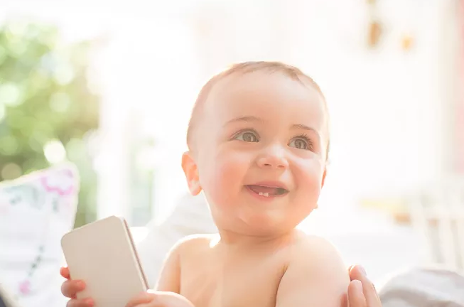 孩子沉迷玩手機的危害 怎么才能讓孩子少玩手機